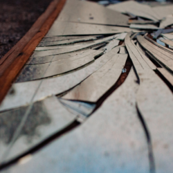 Broken mirror in home as per Vastu Shastra causing negative energy and problems